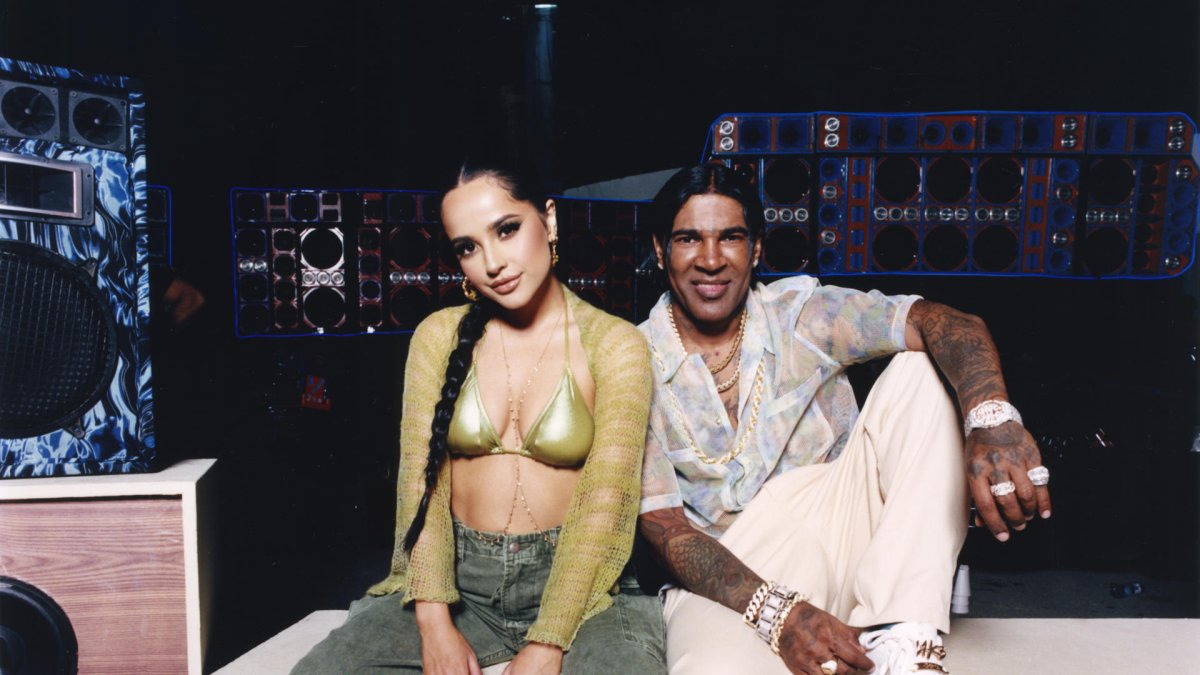  Fotografía promocional cedida por Sony Music Latin donde aparece la cantante Becky G y el intérprete de merengue Omega 