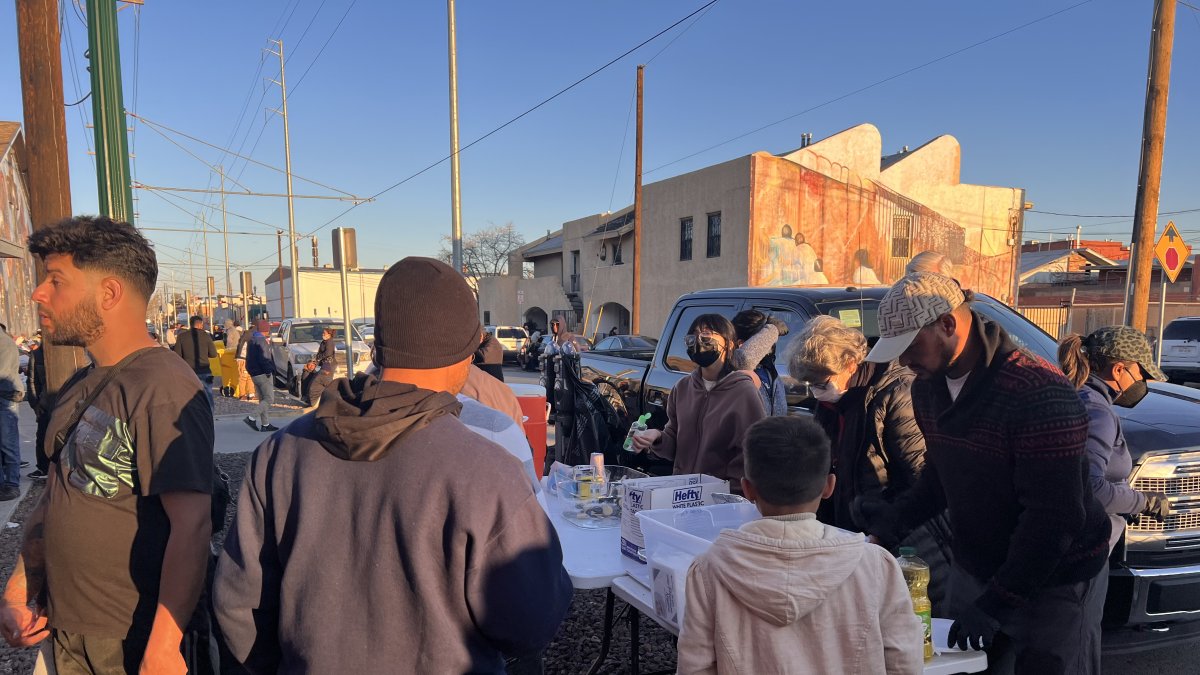 Arribo. Decenas de migrantes llegan al albergue de la Iglesia del Sagrado Corazón, donde reciben alimentos.