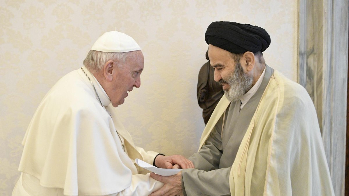 El papa Francisco (izq.) se reúne con el presidente de Religiones y Denominaciones de la Universidad Seyed, Abu al Hassan Navab (der.), este viernes en el Vaticano.