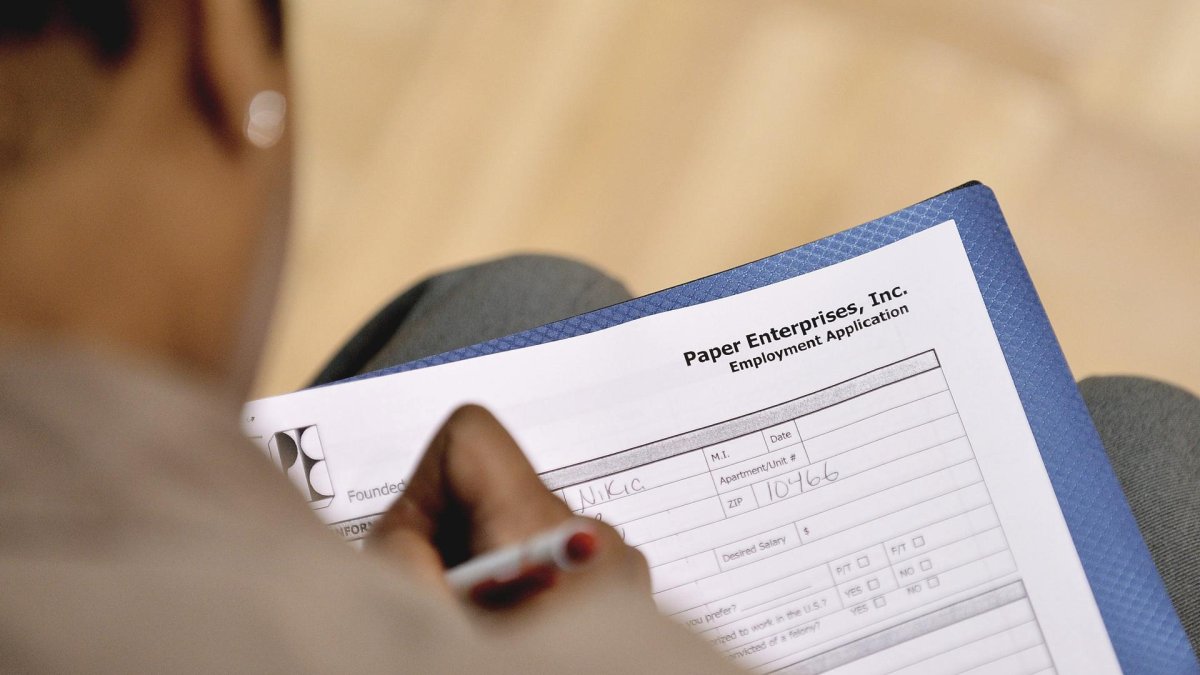Una persona diligencia un formato de solicitud de empleo, en una fotografía de archivo.