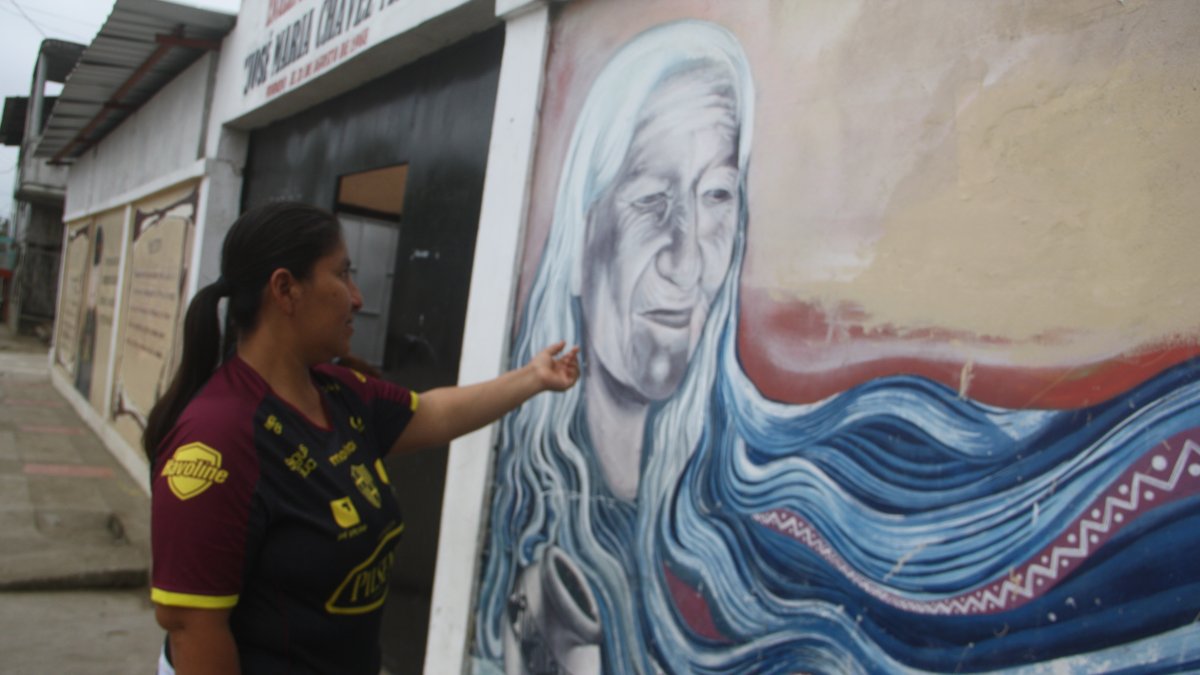 Presencia. Una persona admira el retrato de Maura Alejandro, una anciana que conserva parte de la tradición oral de su comunidad.