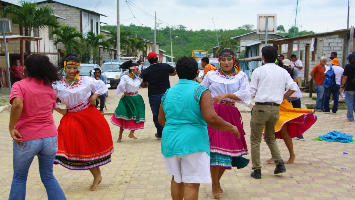 Actividad. Un grupo de jóvenes exhibe sus oficios en danza andina.