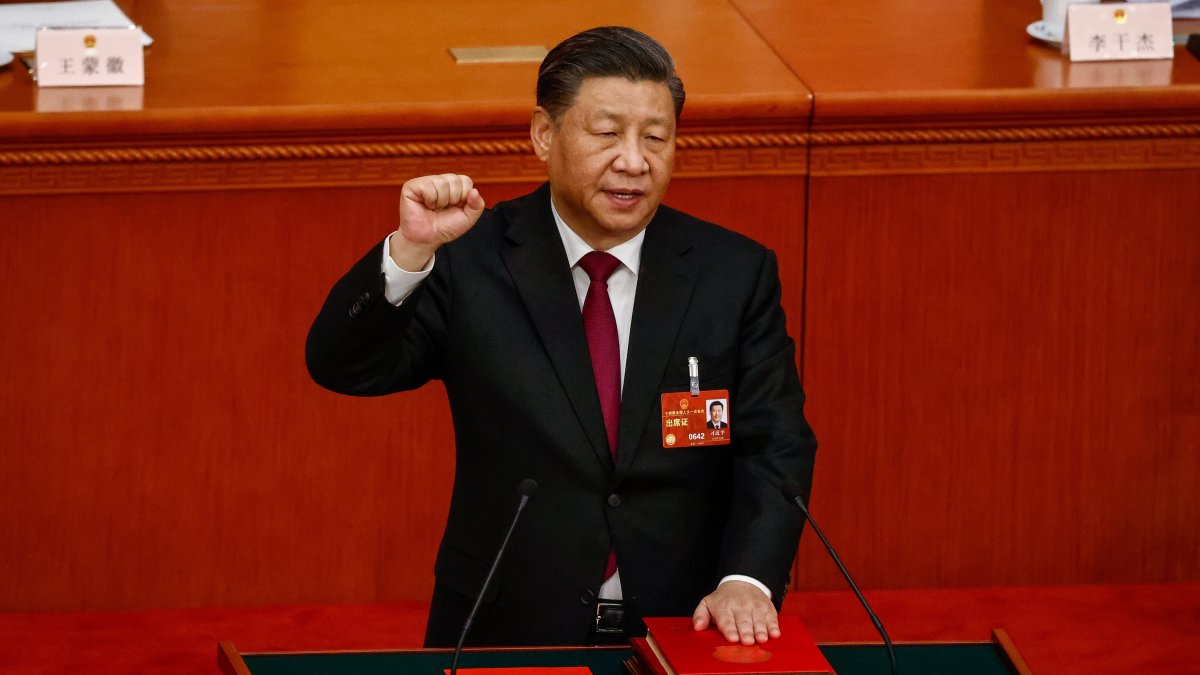 El presidente chino, Xi Jinping, presta juramento durante la Tercera Sesión Plenaria de la Asamblea Popular Nacional (APN) en el Gran Salón del Pueblo, en Beijing, China