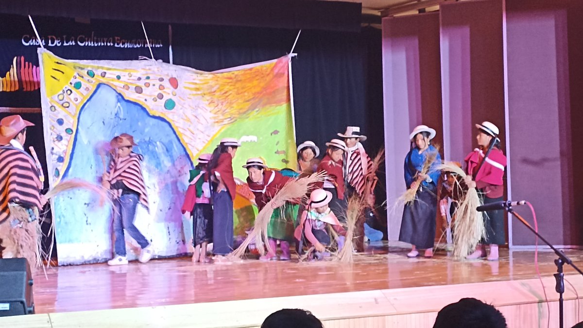 Riobamba. Un grupo de niños representa a las hieleras del Chimborazo.