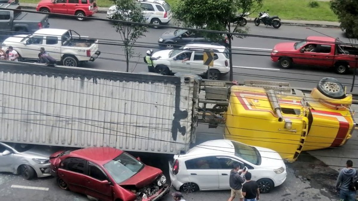 Un choque múltiple se registro en la av. Simón Bolívar.