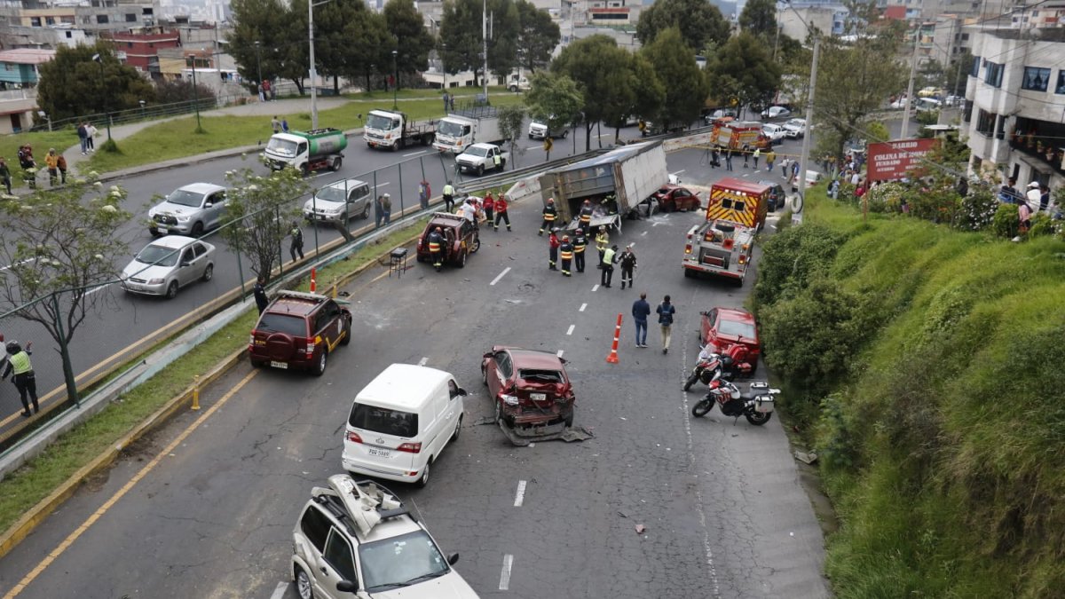 El volcamiento de un trailer afectó a unos 10 vehículos.