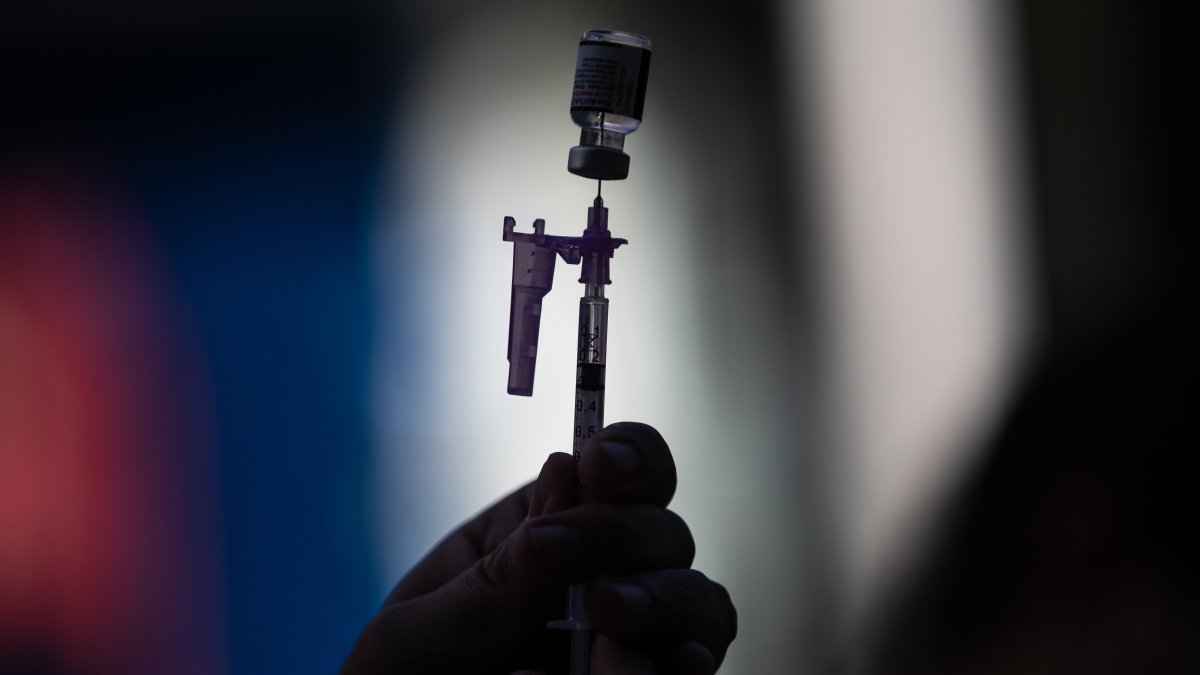 Según el reporte, casi dos millones de dosis de vacunas que habían sido donadas, pero por las cuales Brasil pagó por el transporte