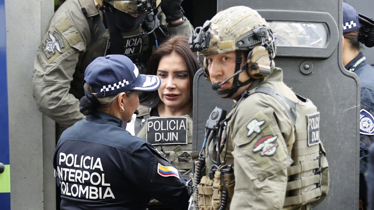 La exsenadora colombiana Aida Merlano llega hoy 10 de marzo escoltada a las instalaciones de la Dirección de Investigación Criminal e Iinterpol, luego de su arribo Bogotá (Colombia)
