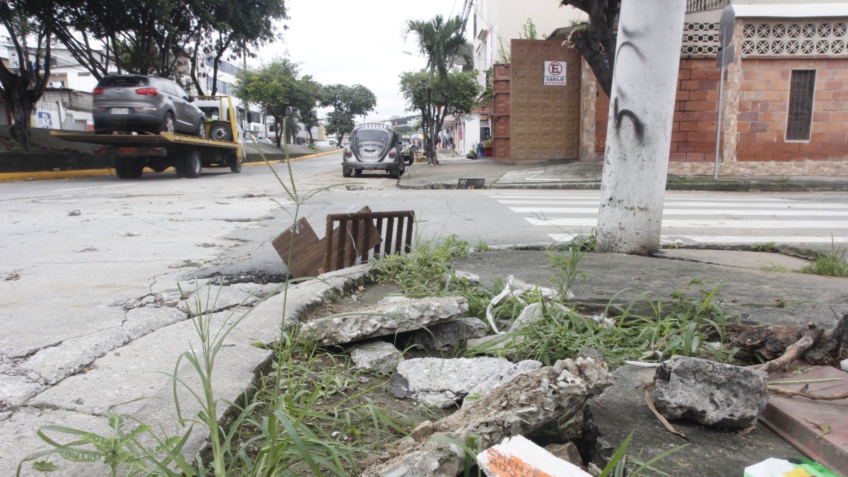 El Cóndor. Así permanece un tramo de la acera de la avenida principal.