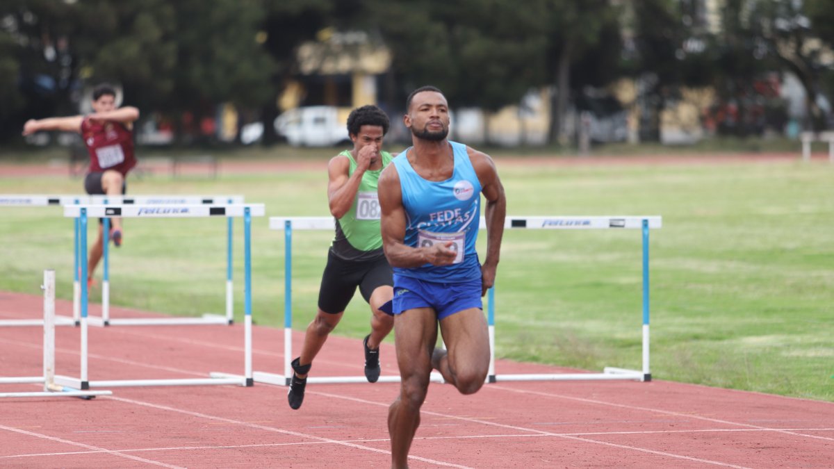 Marcos Herrera se impuso en la prueba de 110 metros vallas del Campeonato Nacional.