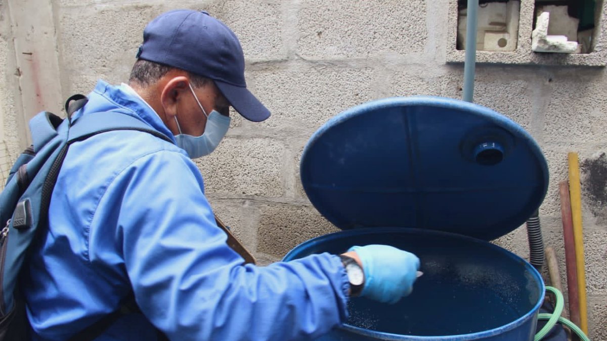 Personal del Ministerio de Salud coloca abate en un reservorio de agua de una vivienda del cantón Durán, este 10 de marzo de 2023, como parte del control vectorial