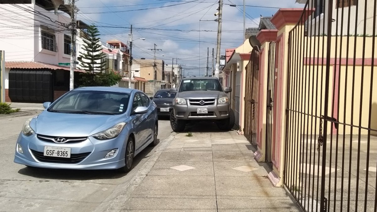 Los carros parqueados en veredas es común en diferente sectores de la urbe.