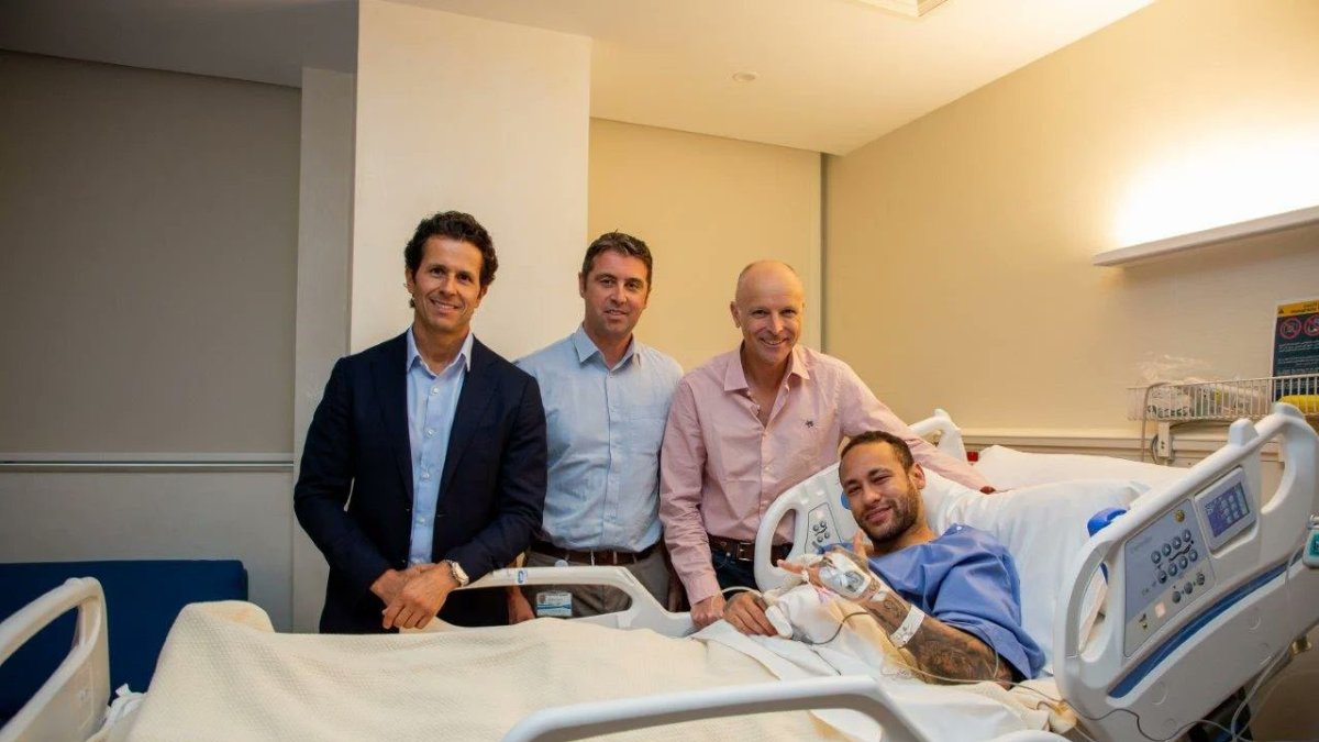 El delantero brasileño estaría entre tres a cuatro meses de bajas.