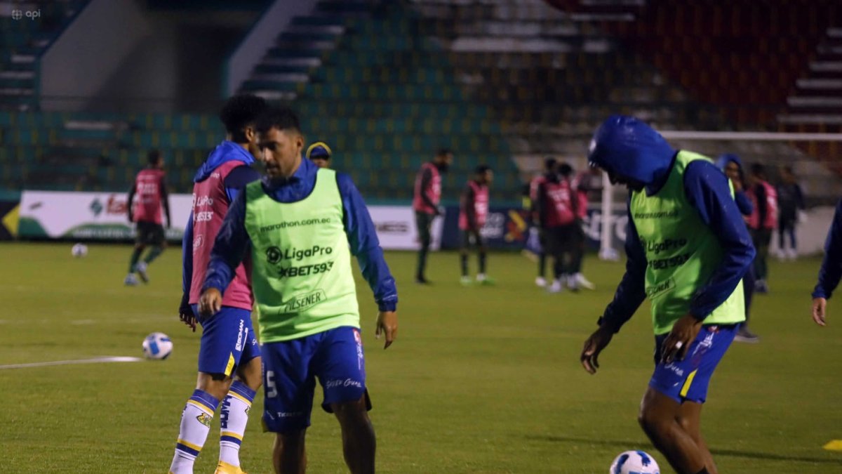 Los jugadores de Gualaceo y Orense saltaron a la cancha del estadio Jorge Andrade Cantos. Ahí les notificaron de la suspensión del partido.