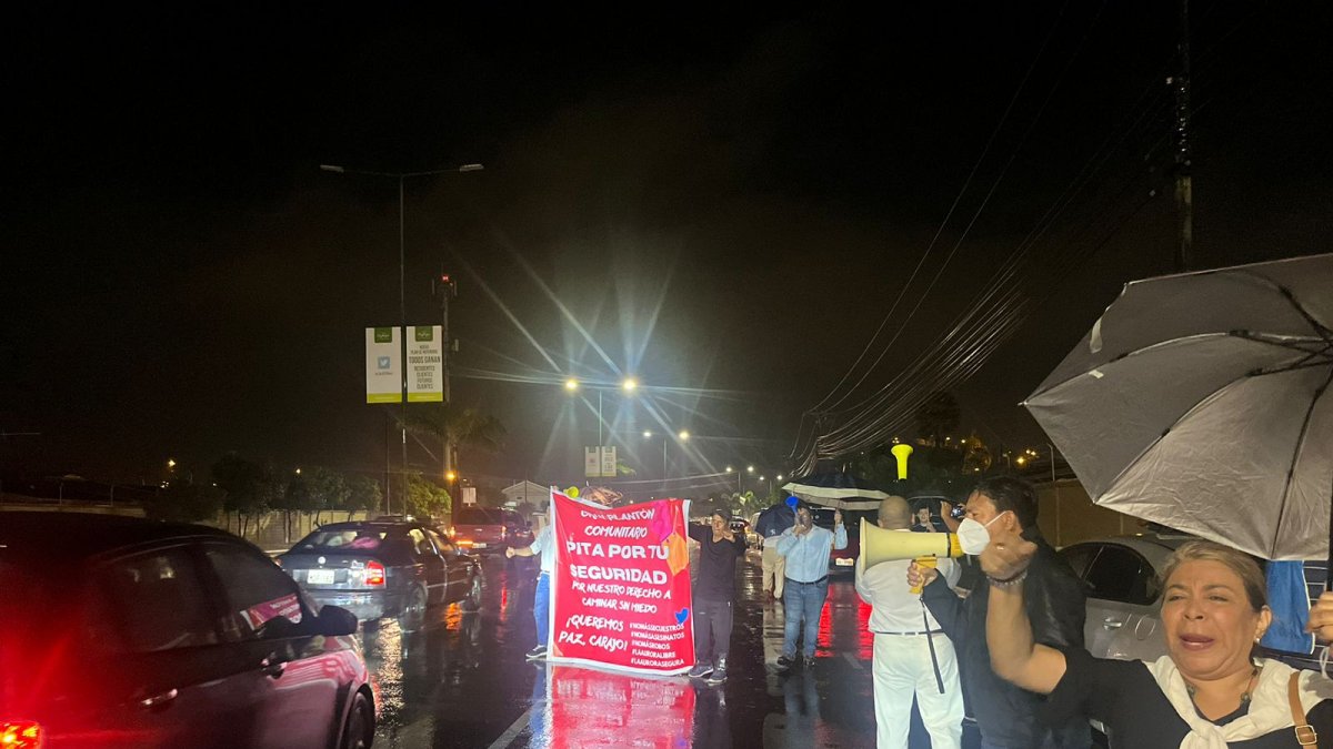 A la protesta llegaron las fuerzas policiales (cerca de 10 agentes) a “garantizar el orden público”.