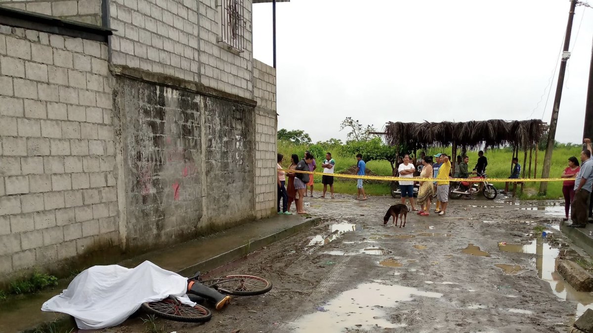 Vinces. El cuerpo de la víctima aparece junto a su bicicleta.