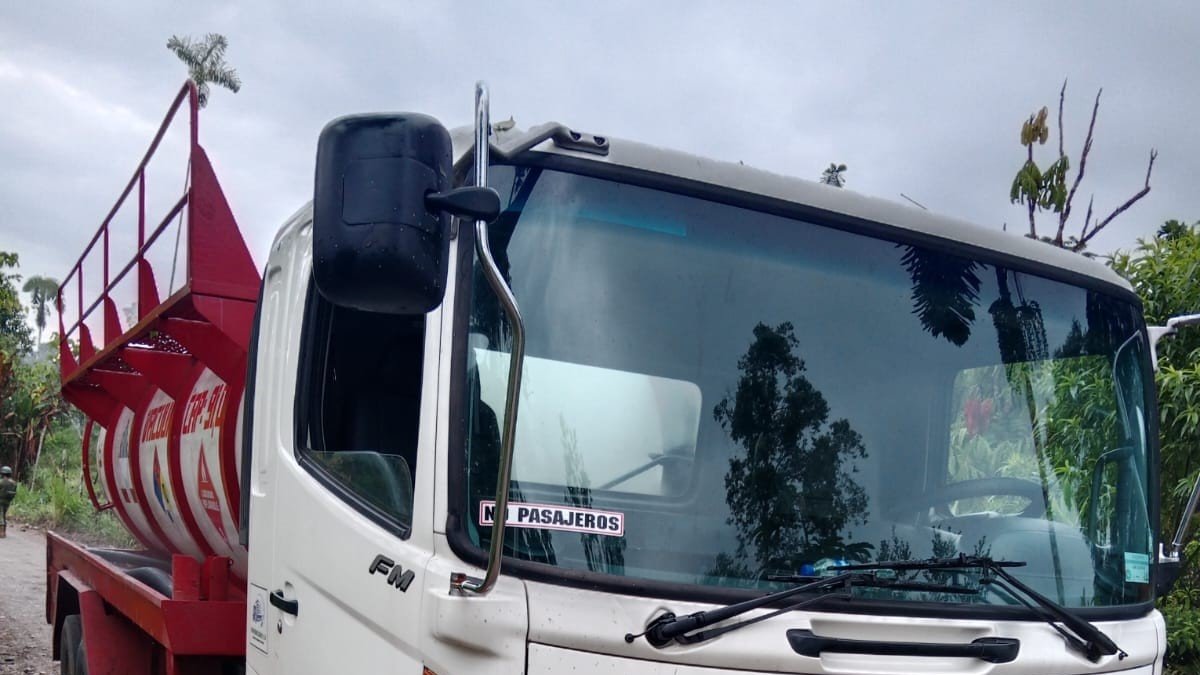 Elementos. El tanquero que llevaba el derivado de combustible es una de las evidencias incautadas.