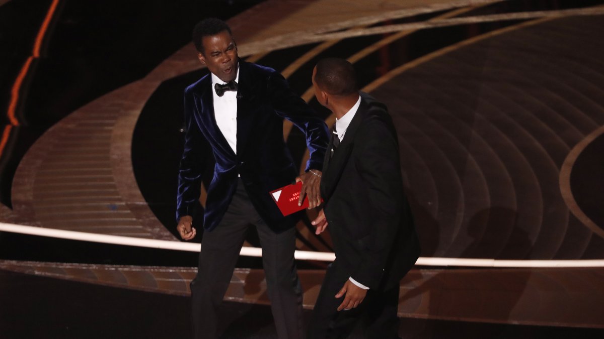 Fotografía de archivo fechada el 28 de marzo de 2022 que muestra al actor Will Smith (d) mientras abofetea al presentador de la gala Chris Rock.