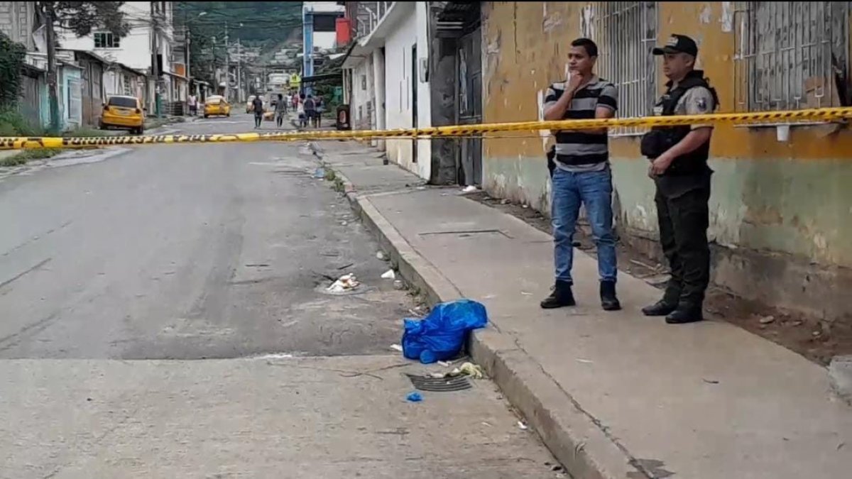 La Policía realizó el levantamiento de los restos para establecer si las partes pertenecen al mismo cuerpo.