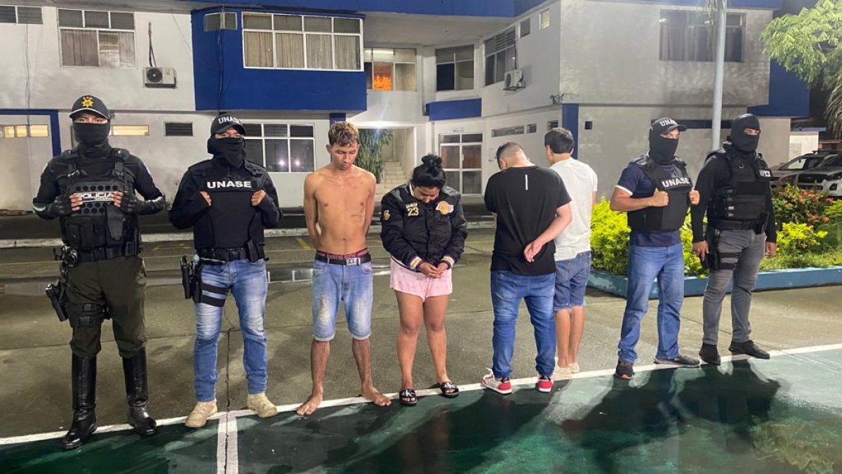La policía aprehendió a cuatro personas, entre ellos a dos menores de edad.