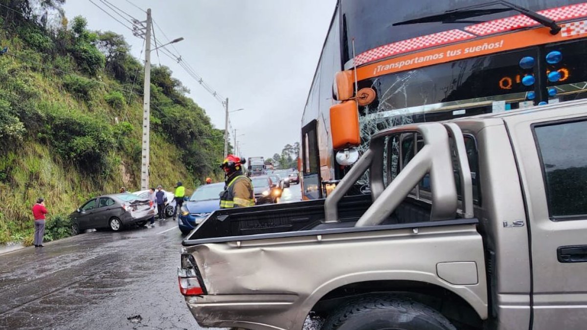 Accidente. Un bus y cinco vehículos livianos resultaron involucrados en un accidente vial, en la Simón Bolívar, sector Vista Hermosa.