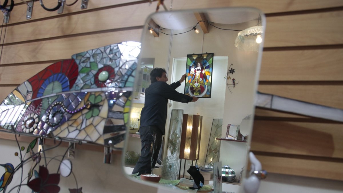 Concluir. En los recuadros, Marco explica los pasos para realizar un vitral, desde sus primeros trazos hasta su finalización.