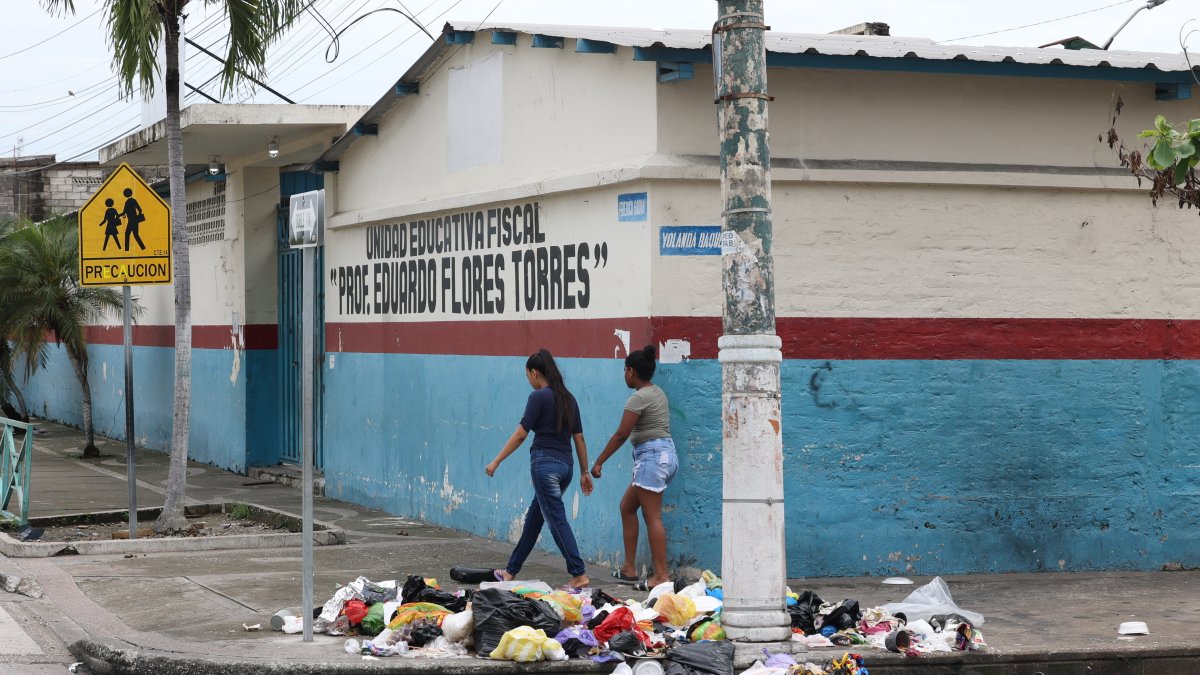 En la esquina de la 11 y Colón hay basura acumulada, junto a un colegio fiscal.