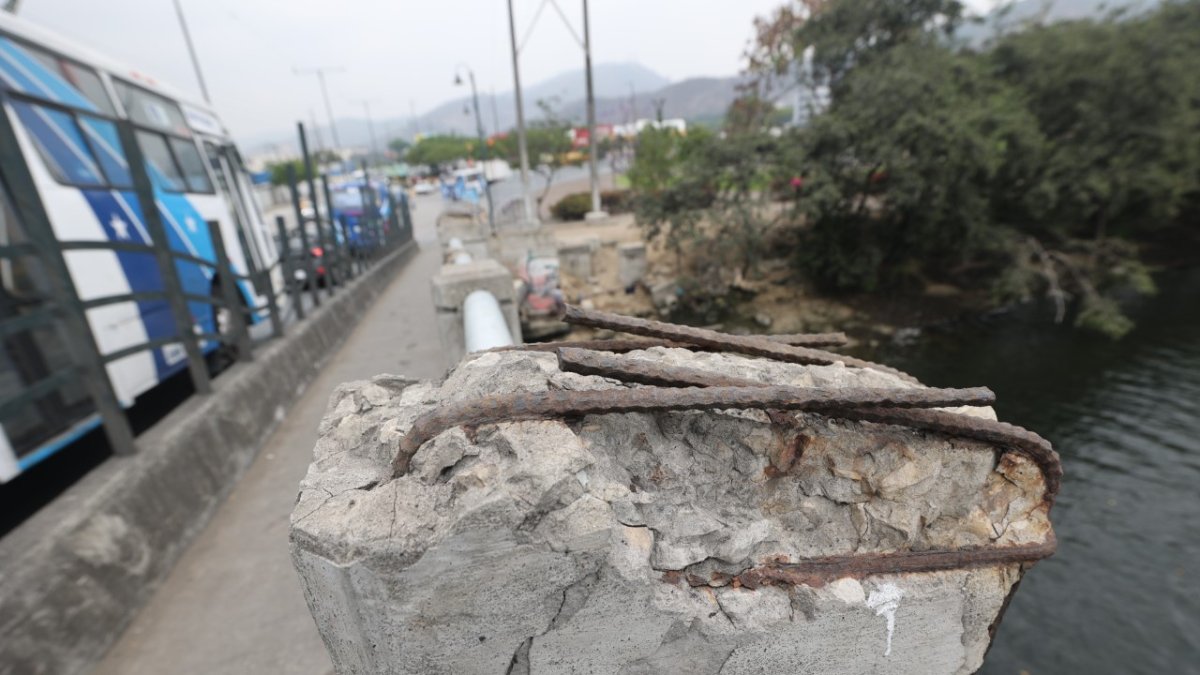 Las barandas y estructuras de varios puentes de la ciudad están deterioradas.