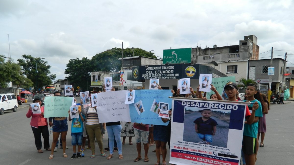 Familiares y amigos apoyan a la madre del niño desaparecido.