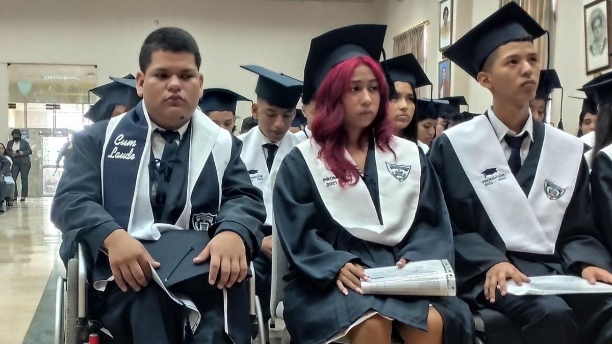 Aron Muñoz Zapatier se graduó de bachiller en la Unidad Educativa Guayaquil.