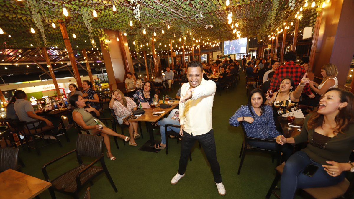 Ambiente de celebración con baile, risas y bebidas alcohólicas se ve en La Cuadra por las noches.
