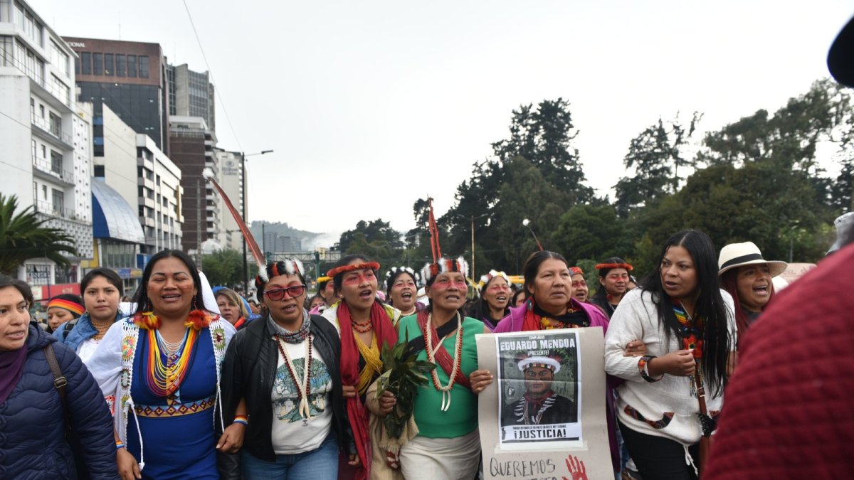 Mujeres. Finalmente, Leonidas Iza tuvo que resignarse a ceder el protagonismo de la marcha a la vicepresidenta Yasacama y a las mujeres indígenas.