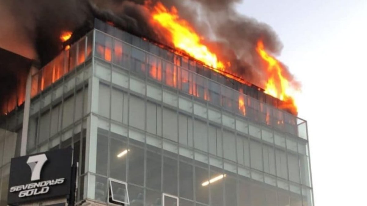 En Michoacán, incendian bares en la exclusiva zona de Altozano en Morelia durante la madrugada del  sábado 11 de marzo.