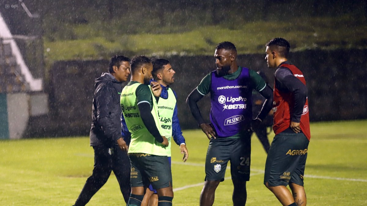 Los futbolistas de Gualaceo y Orense saltaron a la cancha del estadio Jorge Andrade Cantos, en Azogues, pero no pudieron jugar ante la decisión tomada por LigaPro de suspender la jornada.