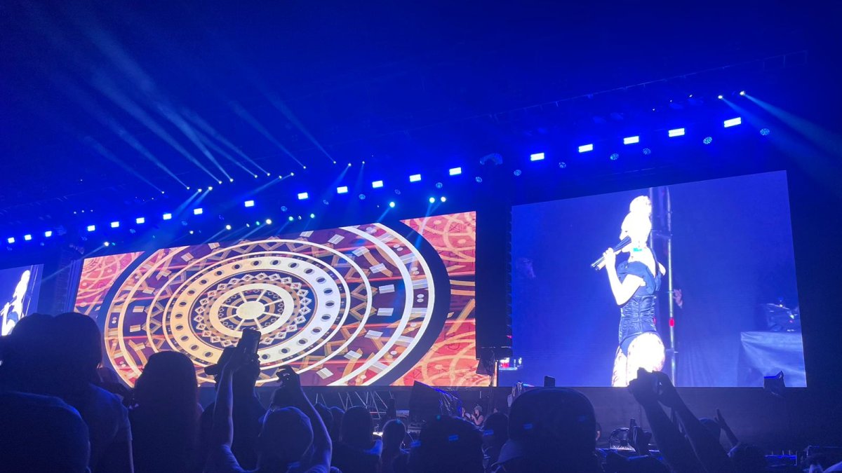 Ivy Queen en el escenario en Guayaquil.