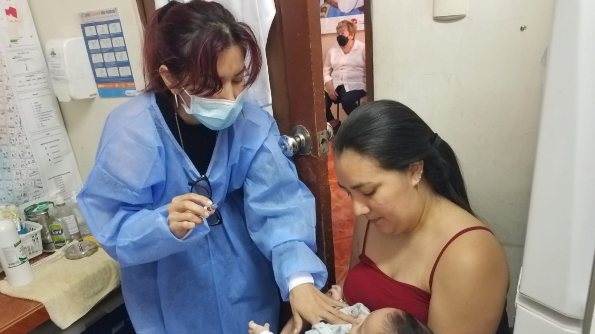 Una madre lleva a su bebe a vacunar en un centro de salud de Guayaquil, el 6 de diciembre de 2022.