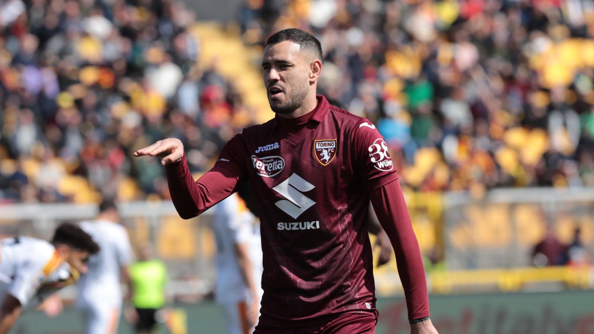 Antonio Sanabria, delantero del Torino, celebra el gol que otorgó la victoria de su equipo frente al Lecce.