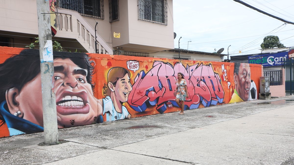 El colorido mural en homenaje a los astros del fútbol, está ubicado en la av. 25 de Julio, a la altura de la ciudadela Amazonas..