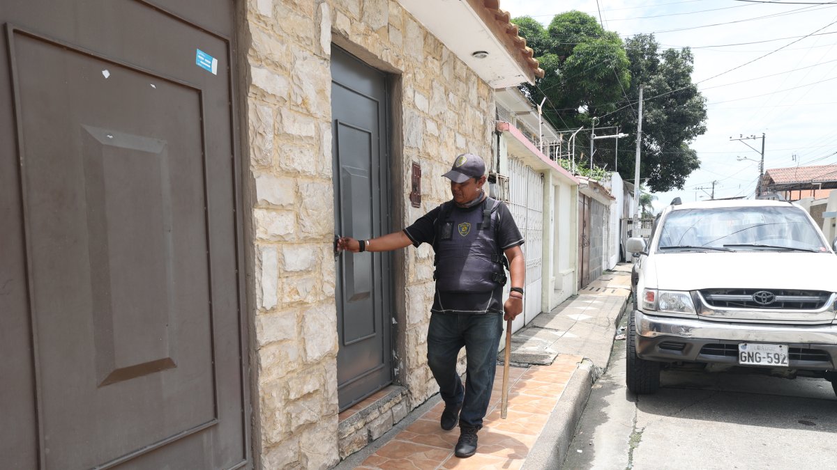 En la ciudadela Los Almendros los guardianes usan palos para defenderse del hampa.