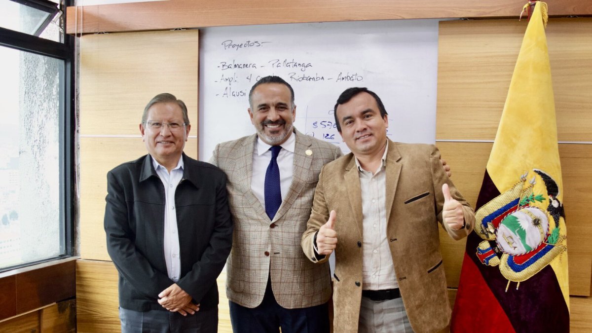 El legislador de Minga, Mariano Curicama (i), en una de sus actividades como asambleísta de la República.