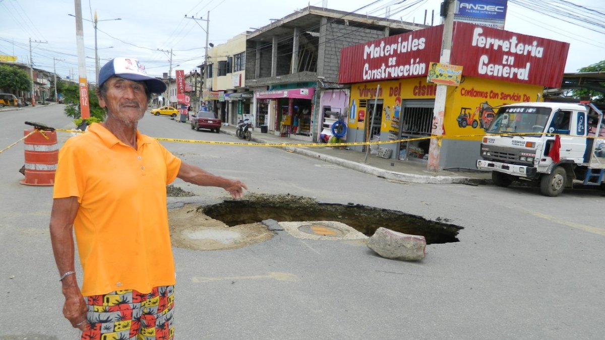 Pedro Diego, habitante de la zona, muestra el problema.
