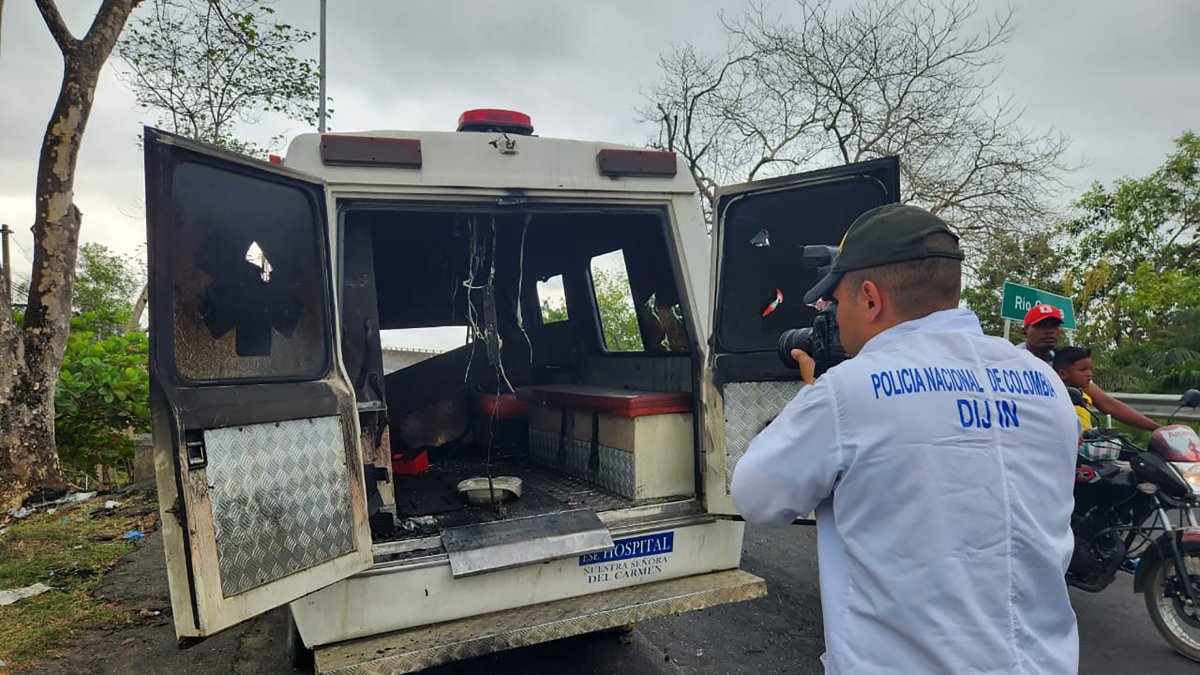 Una ambulancia quemada en la vía que comunica a los municipios de Caucasia y El Bagre, en el Bajo Cauca antioqueño.