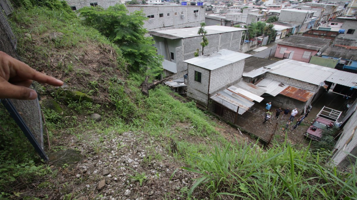 La tierra del cerro cede y cae a los patios de las viviendas.