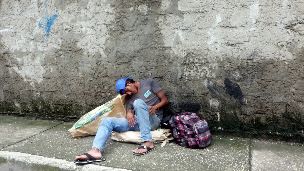 Las veredas de la calle Puyo y avenida 25 de Julio están obstruidas por personas en situación de calle.