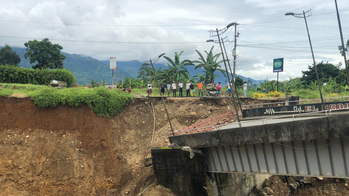 Los moradores de los sectores aledaños quedaron sorprendidos al presenciar el colapso del puente.
