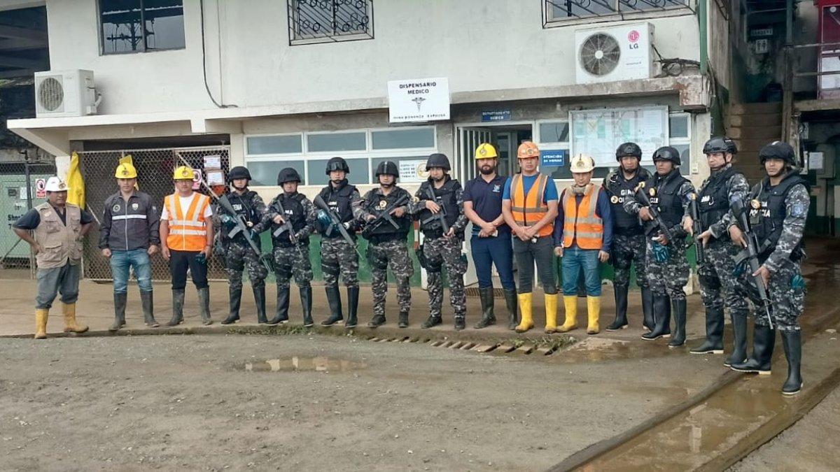 Uniformados y equipo técnico de la Policía Nacional paticiparon del operativo antiminero.