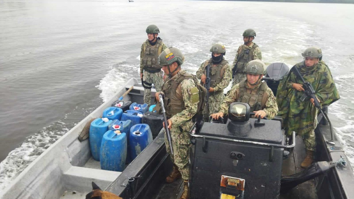 Las canecas con el combustible estaban en una embarcación