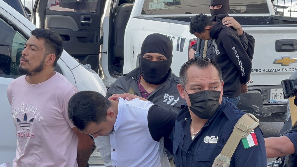 Integrantes de la Policía Fuerza Tamaulipas, trasladan a 5 detenidos a la Fiscalía en la ciudad de Matamoros, estado de Tamaulipas (Mexico).