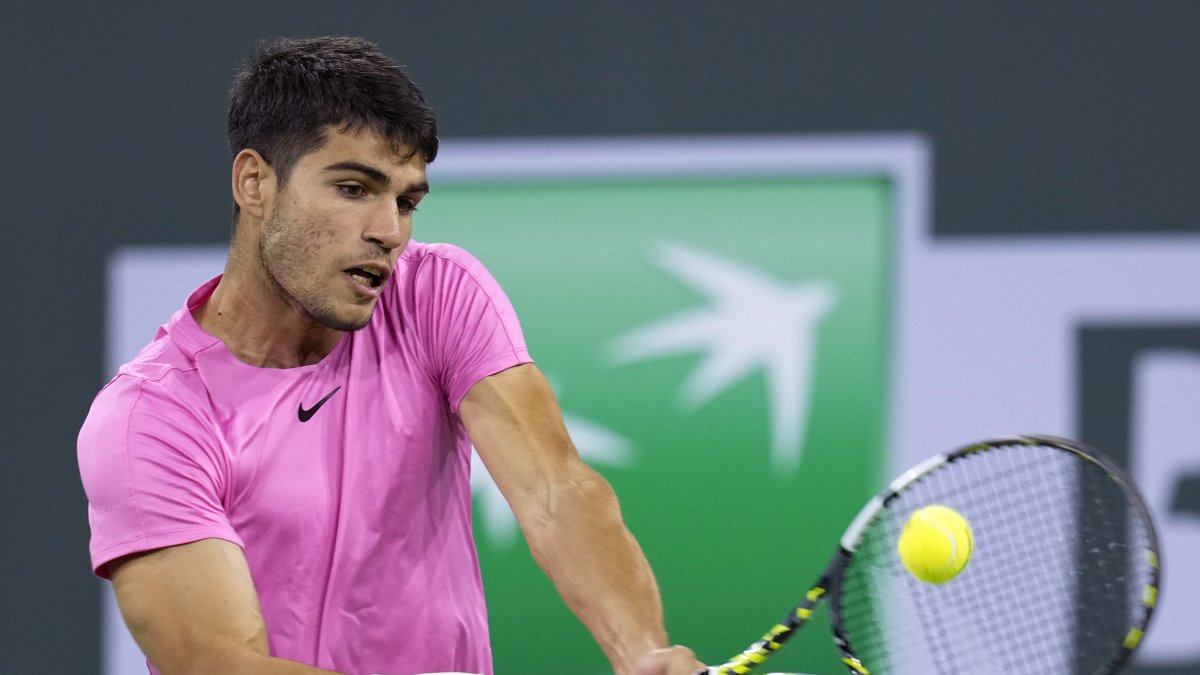 El español Carlos Alcaraz venció al australiano Thanasi Kokkinakis por doble 6-3 en su debut de Indian Wells.