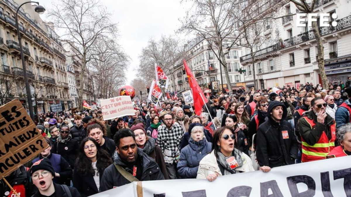 Miles de manifestantes recorrieron las calles de París en señal de protesta contra la reforma de pensiones que impulsa el Gobierno.